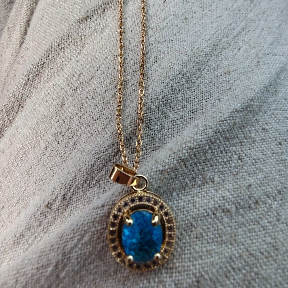 Elegant Blue and Gold Pendant Necklace
